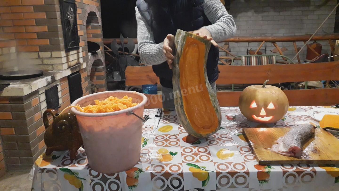 Шаг 2 приготовления Щука в тыкве на Хэллоуин на огне