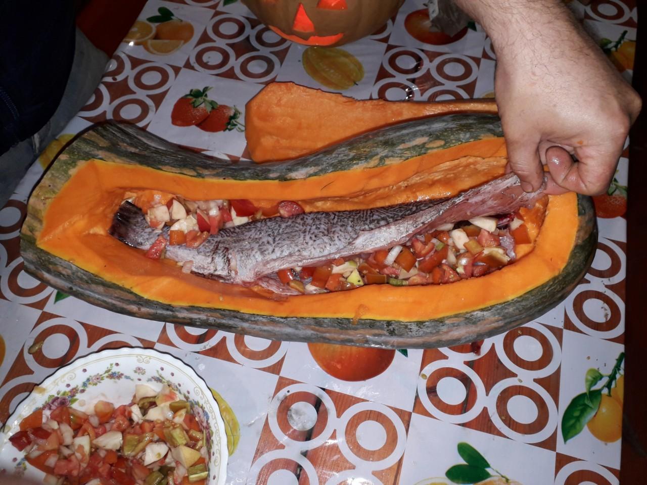 Шаг 4 приготовления Щука в тыкве на Хэллоуин на огне
