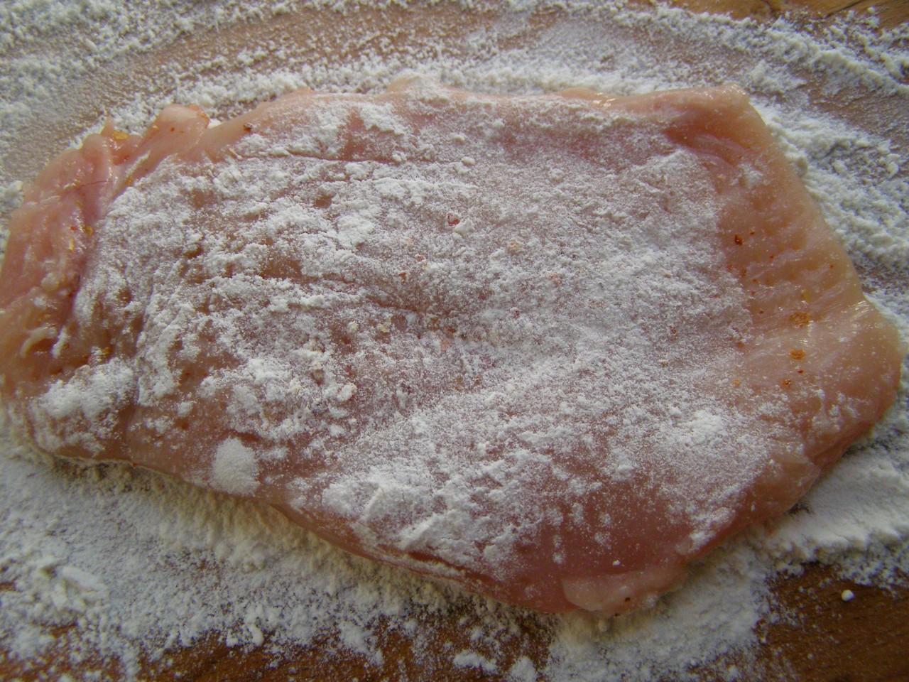 Шаг 4 приготовления Куриная грудка отбивная с сыром на сковороде