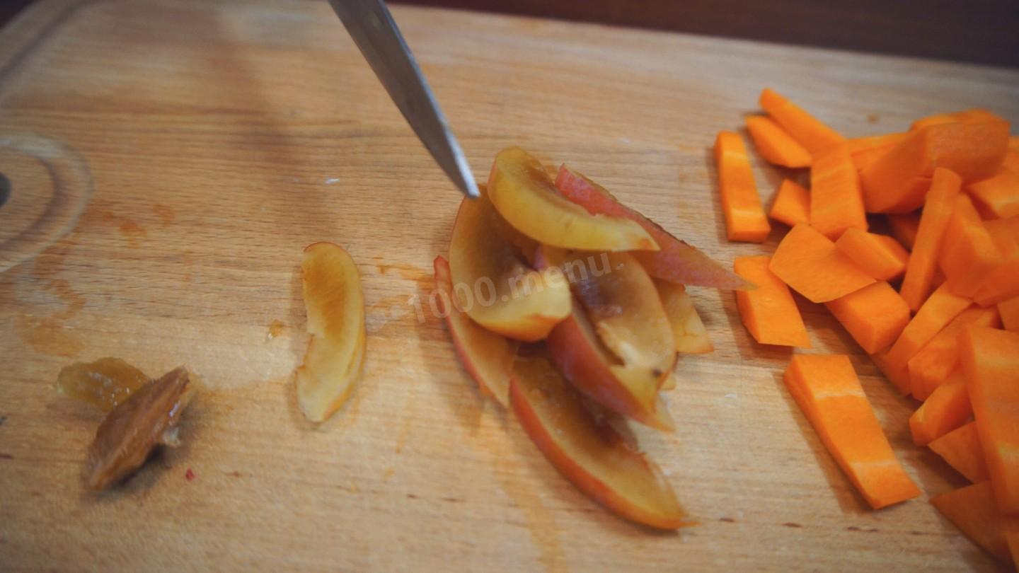 Шаг 10 приготовления Мясо говядины в сливово-яблочном соусе