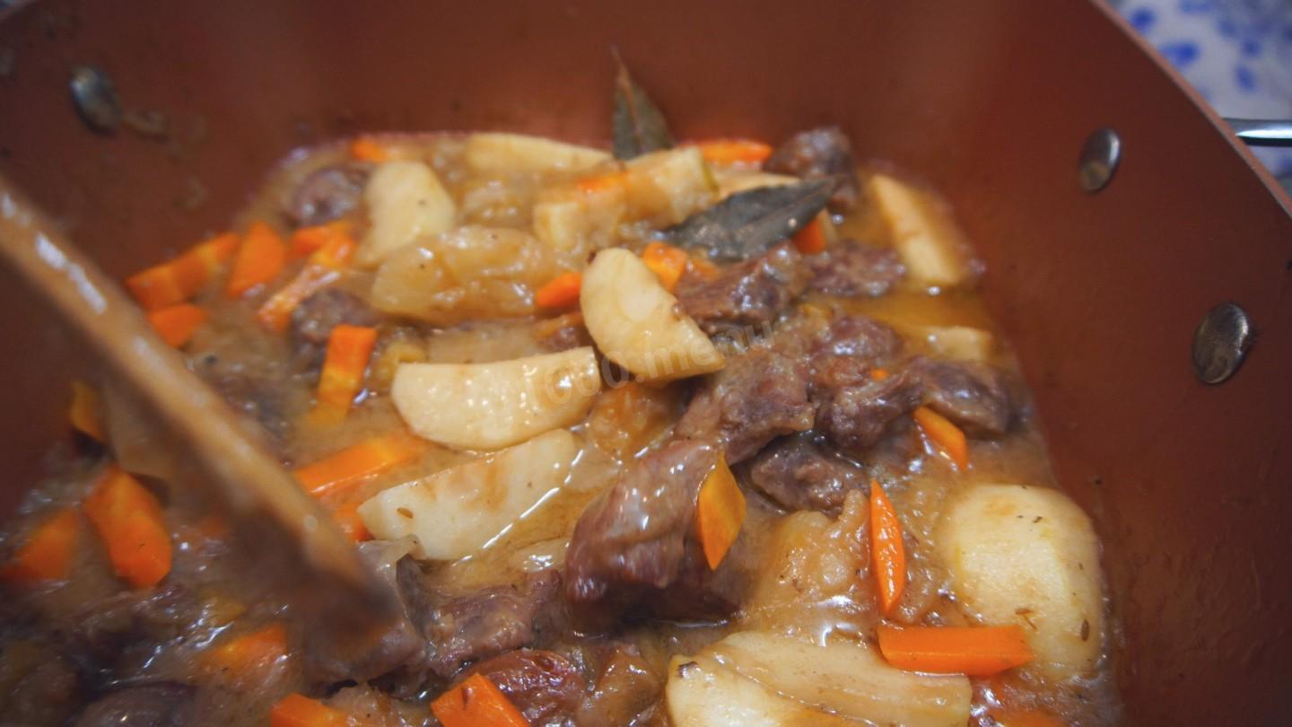 Шаг 15 приготовления Мясо говядины в сливово-яблочном соусе