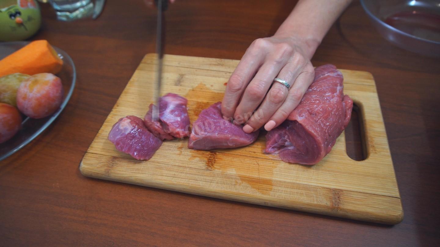 Шаг 4 приготовления Мясо говядины в сливово-яблочном соусе