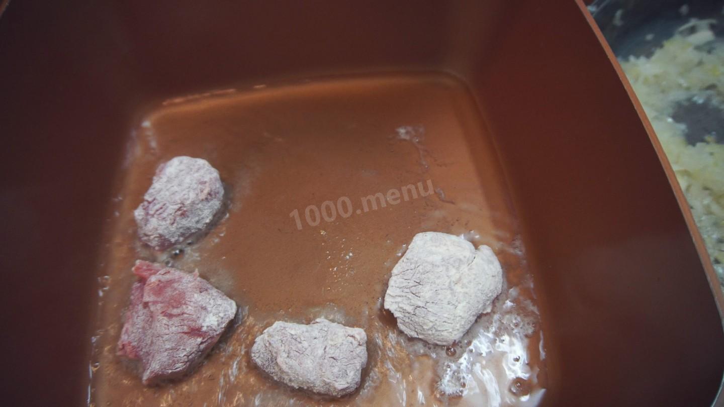 Шаг 5 приготовления Мясо говядины в сливово-яблочном соусе
