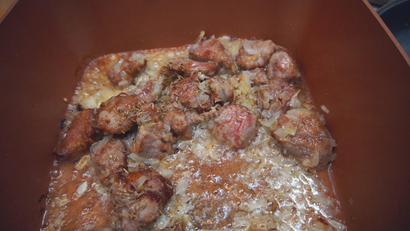 Шаг 7 приготовления Мясо говядины в сливово-яблочном соусе