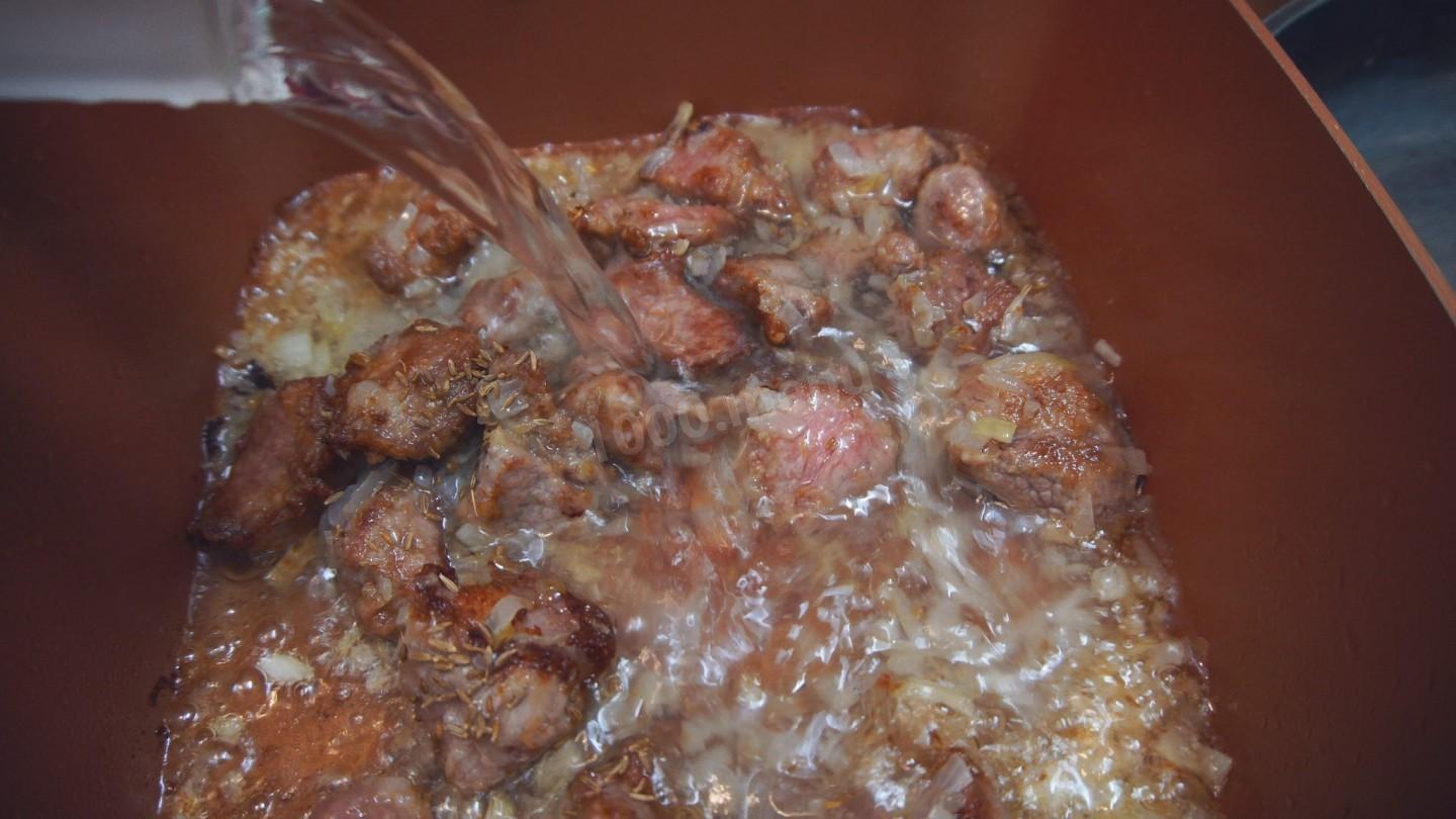 Шаг 8 приготовления Мясо говядины в сливово-яблочном соусе