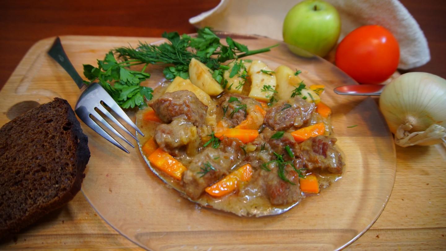 Обложка рецепта Мясо говядины в сливово-яблочном соусе
