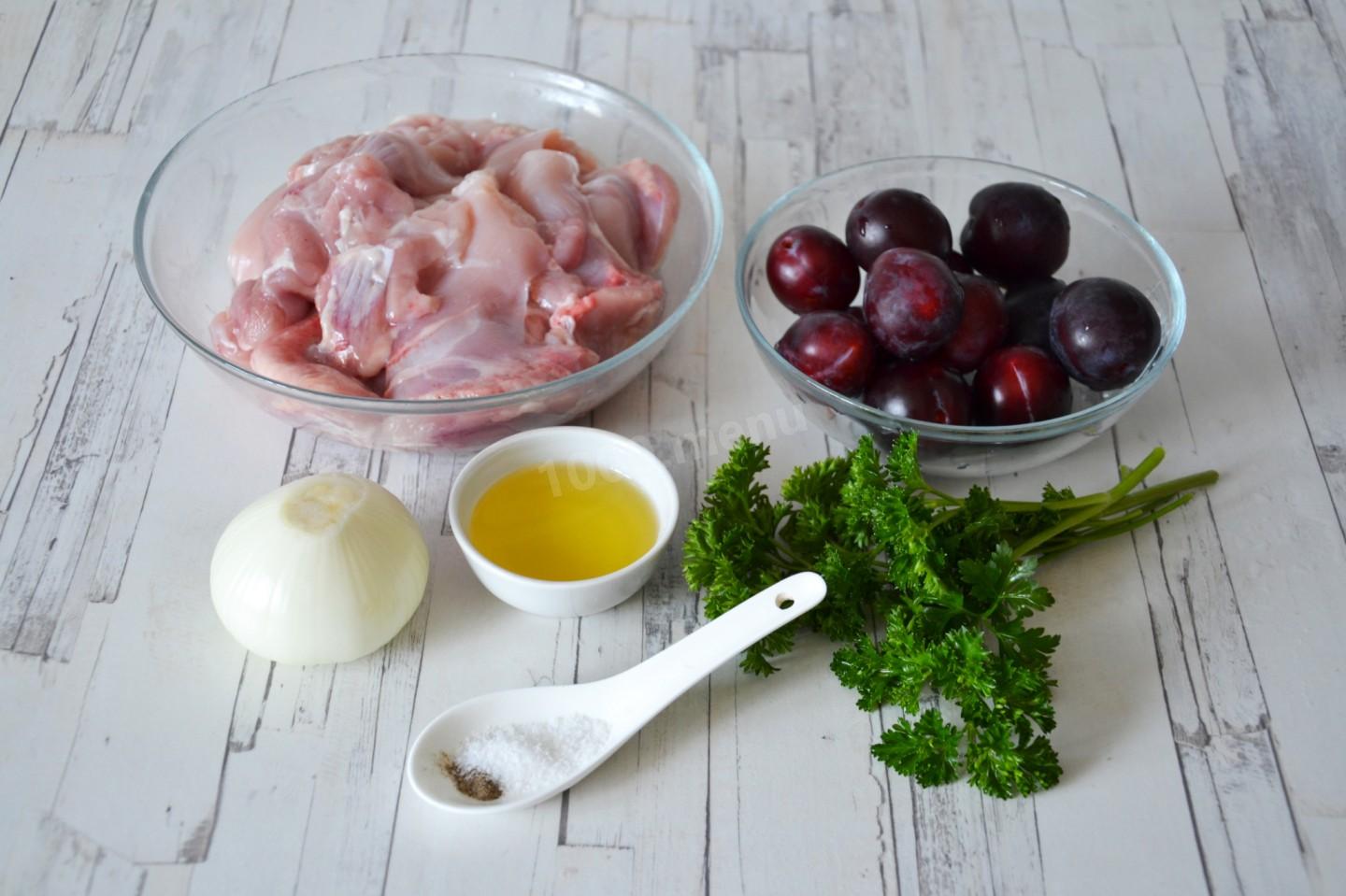 Шаг 1 приготовления Тушеная курица со сливами
