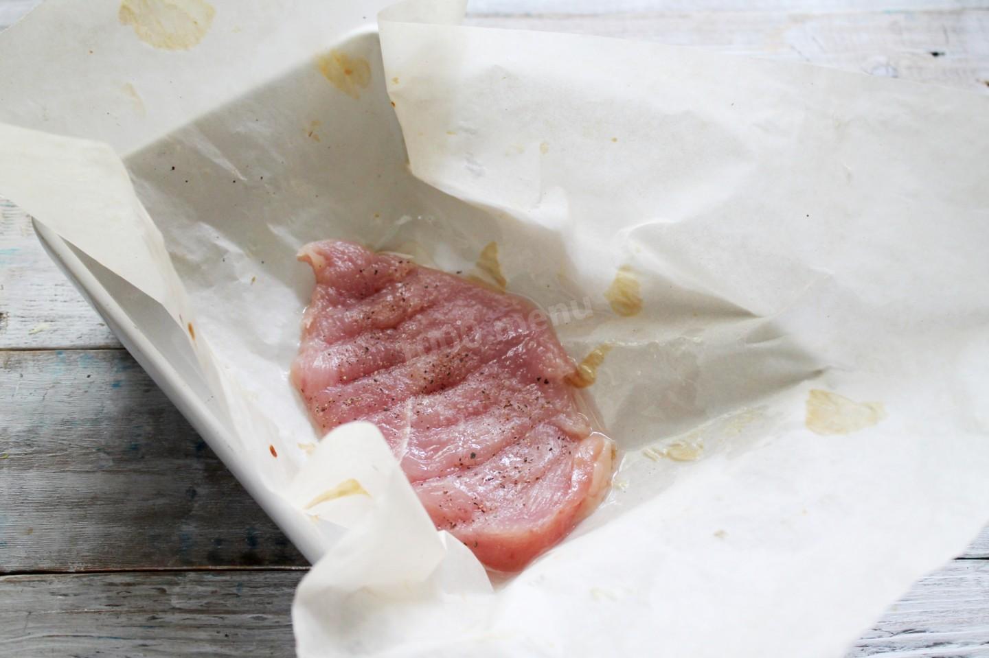 Шаг 3 приготовления Куриная грудка сырная с луком в духовке