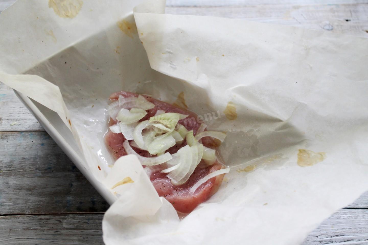 Шаг 4 приготовления Куриная грудка сырная с луком в духовке