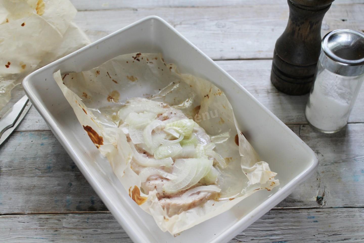 Шаг 7 приготовления Куриная грудка сырная с луком в духовке