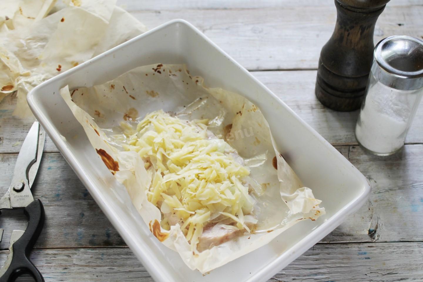Шаг 8 приготовления Куриная грудка сырная с луком в духовке