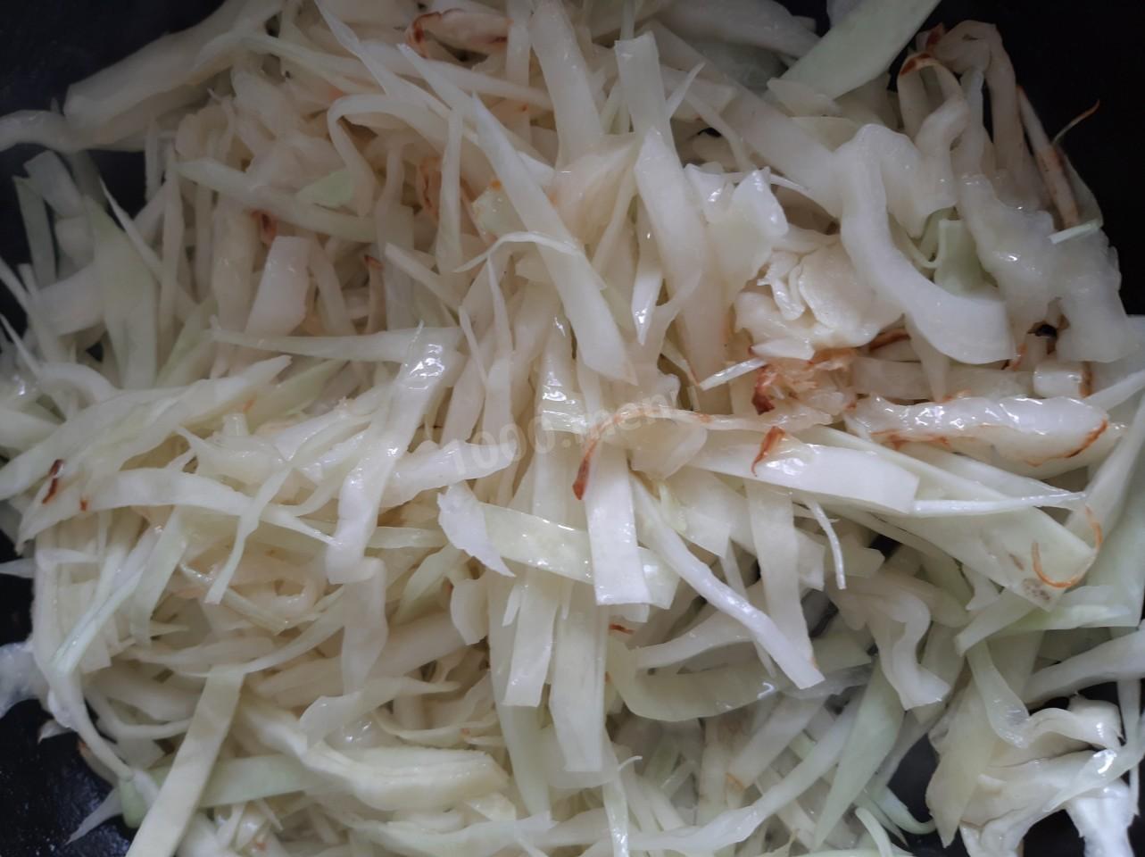 Шаг 10 приготовления Свинина тушеная с капустой и картошкой