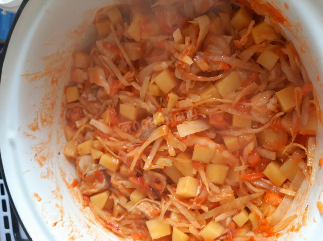 Шаг 12 приготовления Свинина тушеная с капустой и картошкой