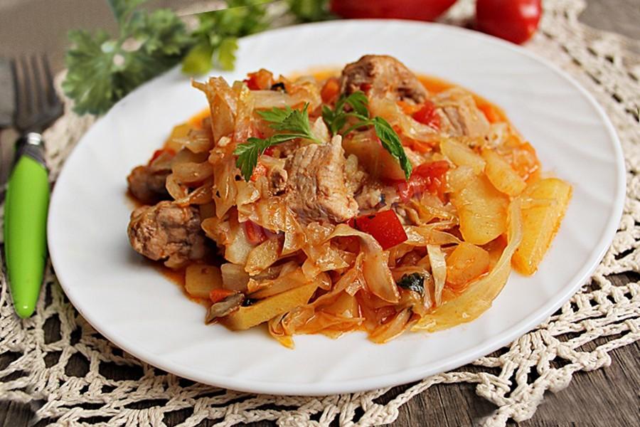 Обложка рецепта Тушеная капуста со свининой, овощами и картошкой мультиварке