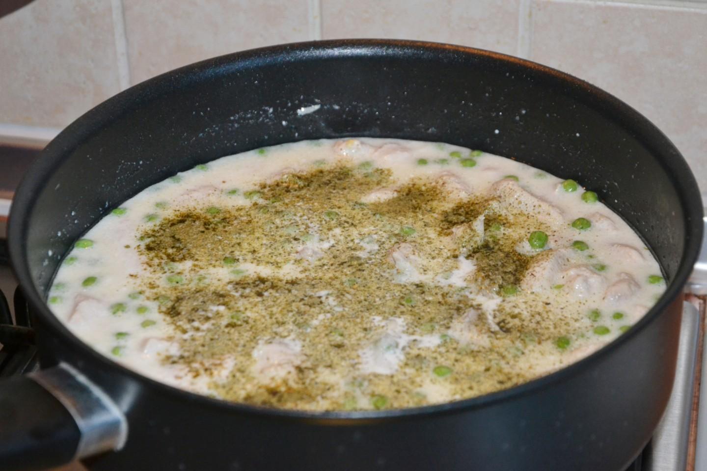Шаг 7 приготовления Макароны с курицей и горошком  в сливочном соусе