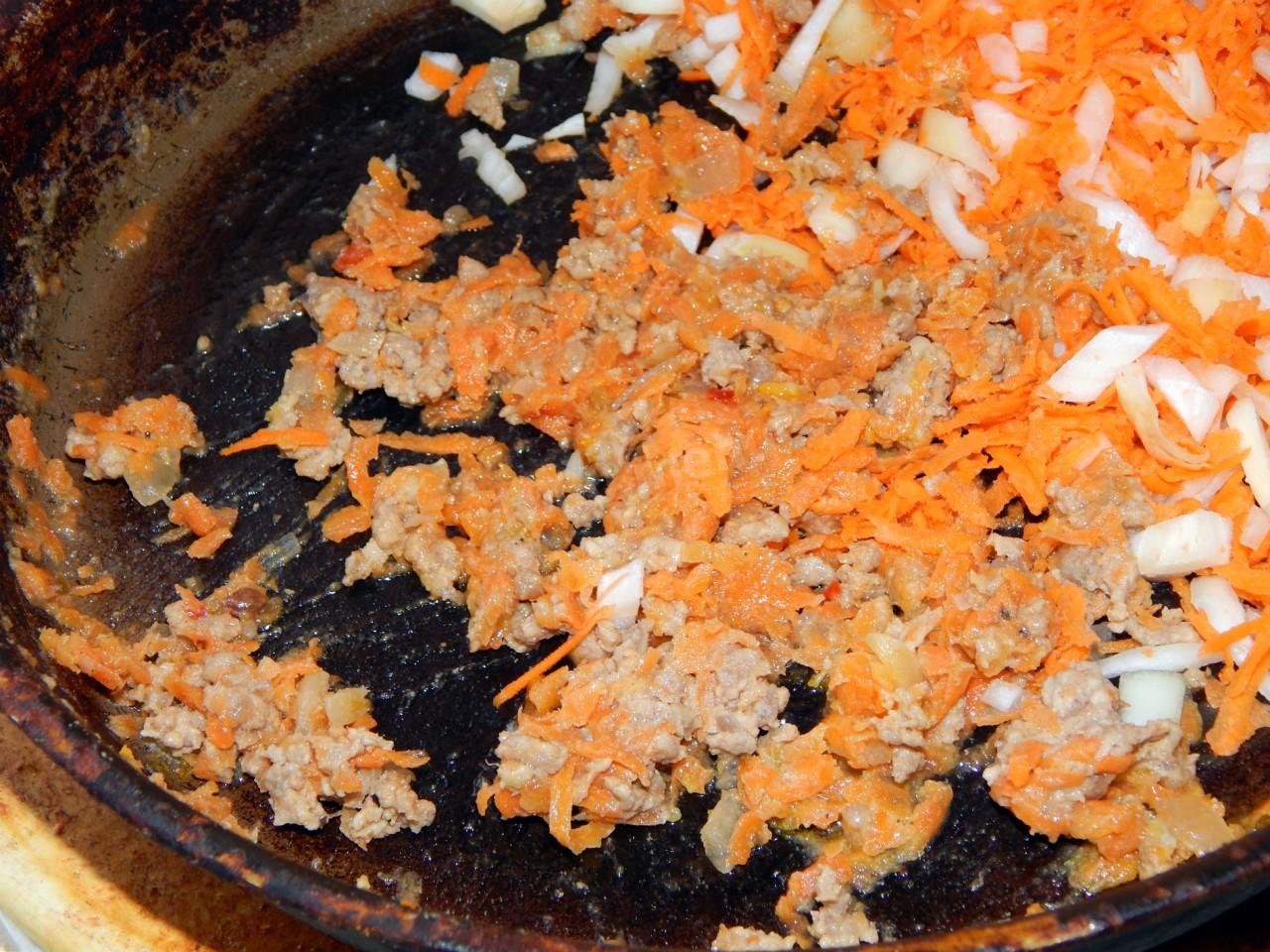 Шаг 2 приготовления Бигус из квашеной капусты с мясным фаршем и колбасой