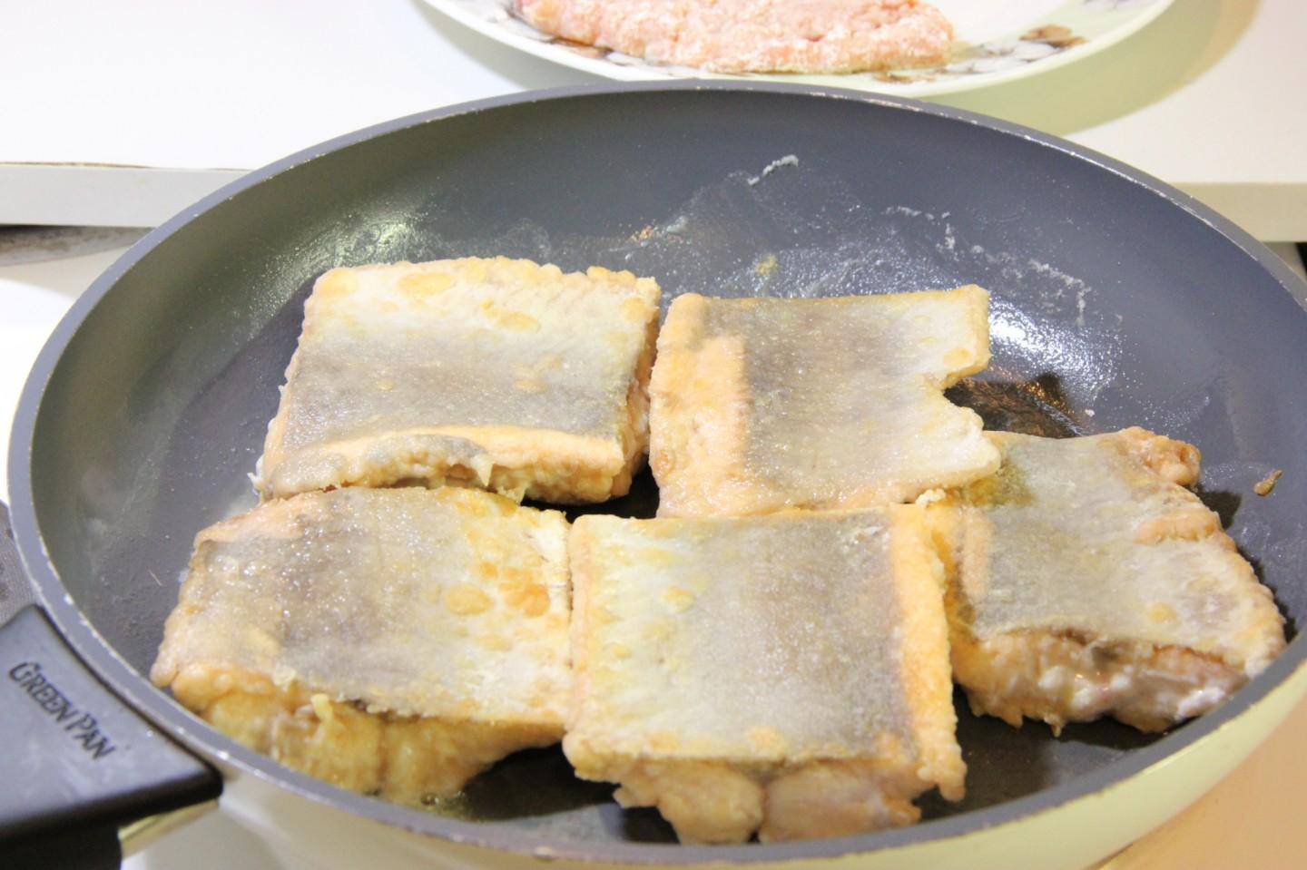 Шаг 9 приготовления Горбуша под классическим маринадом и яичной заливкой