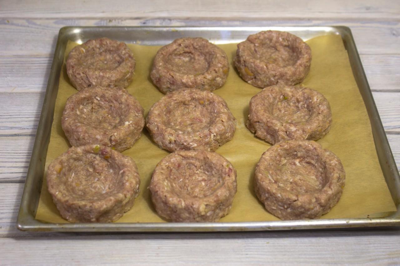 Шаг 12 приготовления Мясные гнезда с перепелиными яйцами в духовке