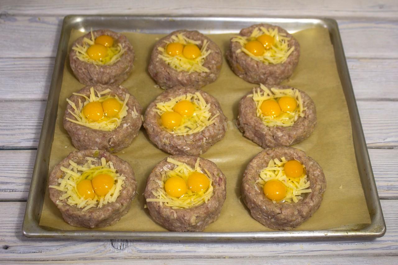 Шаг 14 приготовления Мясные гнезда с перепелиными яйцами в духовке