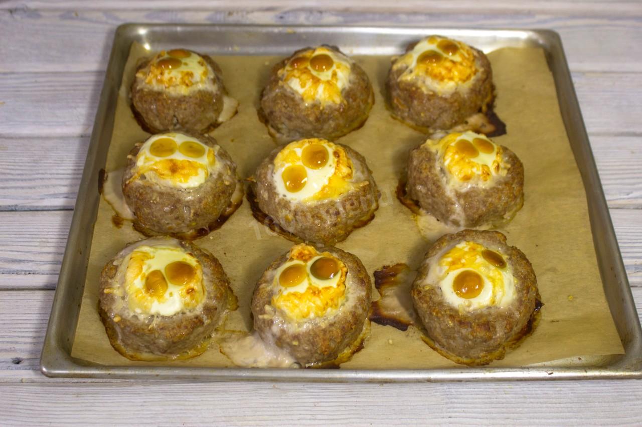 Шаг 15 приготовления Мясные гнезда с перепелиными яйцами в духовке