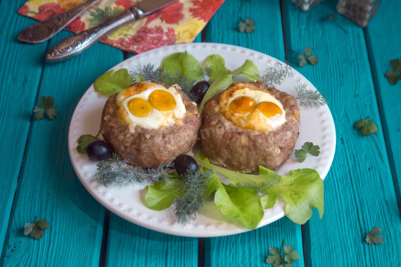 Шаг 16 приготовления Мясные гнезда с перепелиными яйцами в духовке