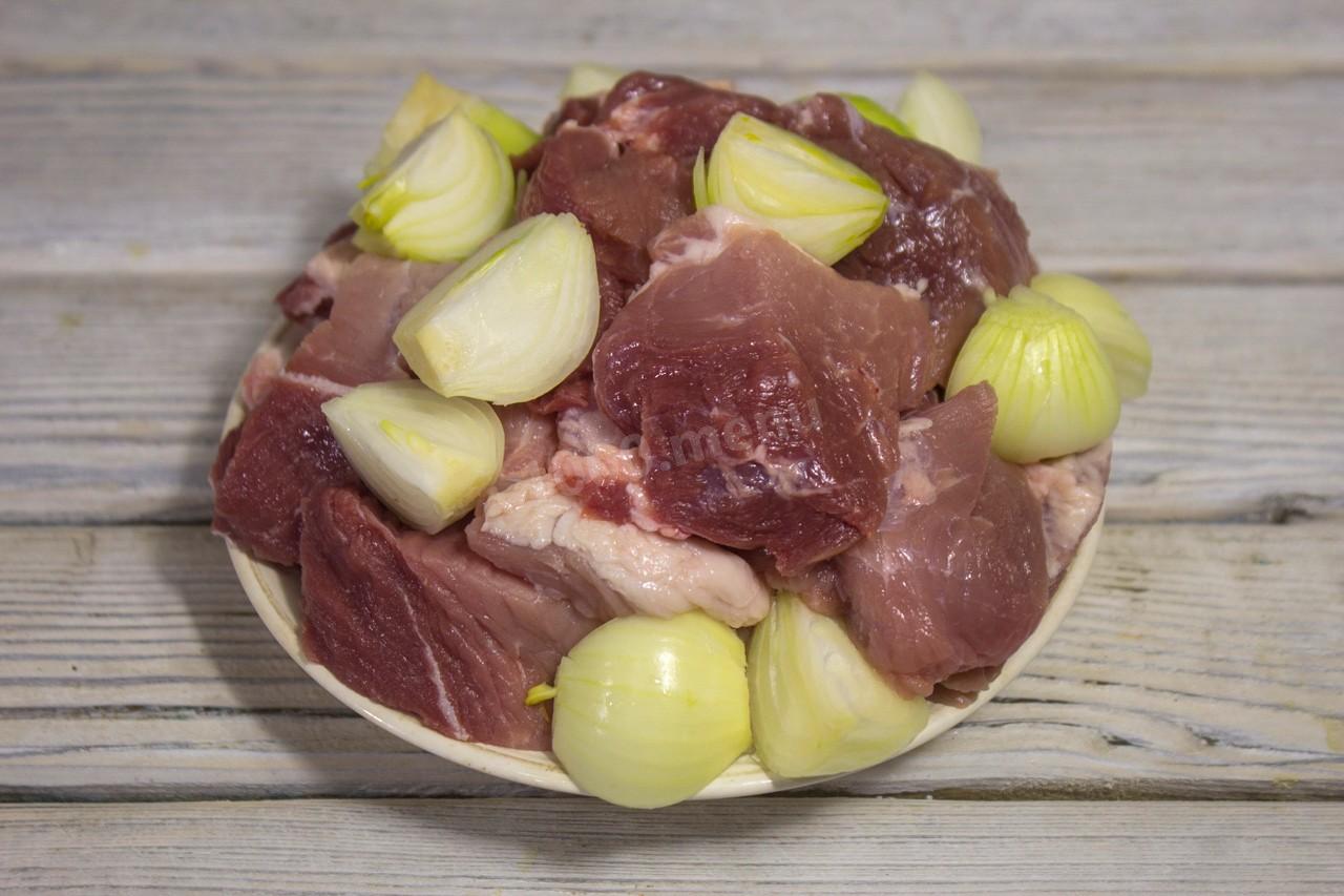 Шаг 3 приготовления Мясные гнезда с перепелиными яйцами в духовке