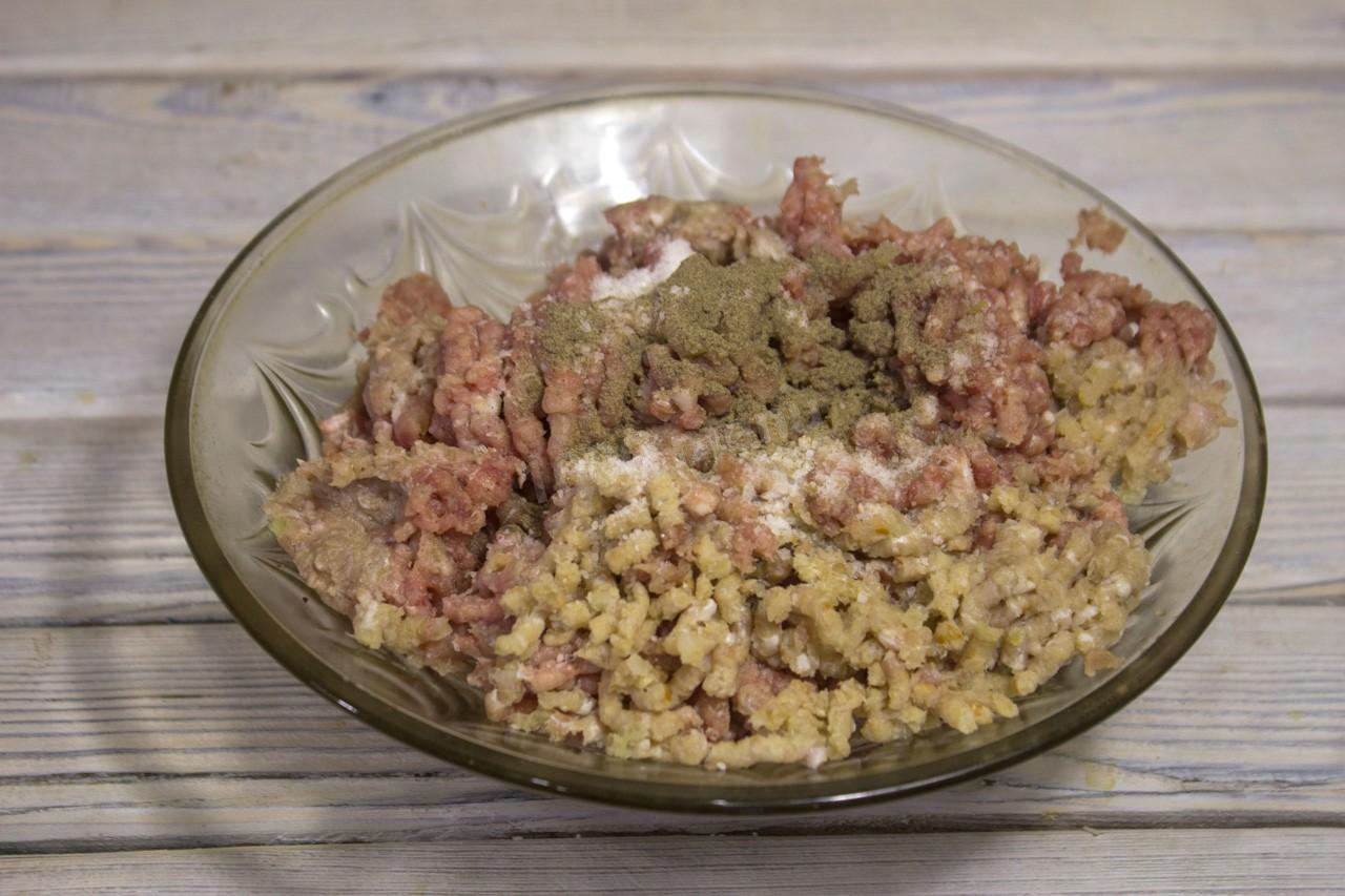 Шаг 6 приготовления Мясные гнезда с перепелиными яйцами в духовке