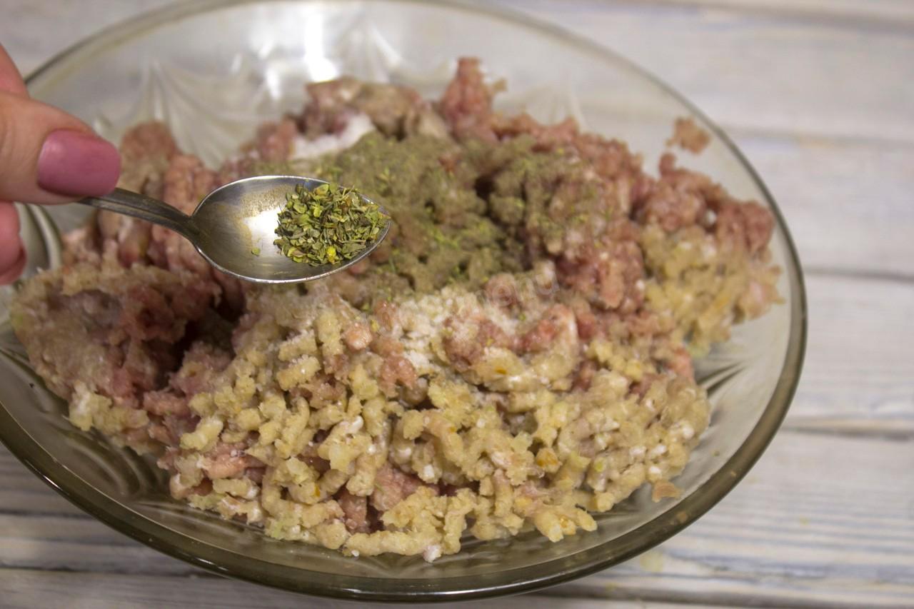 Шаг 7 приготовления Мясные гнезда с перепелиными яйцами в духовке