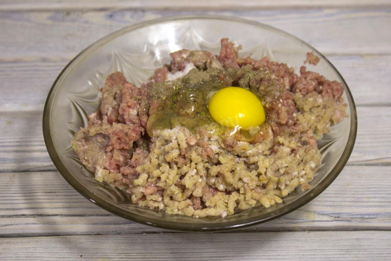 Шаг 8 приготовления Мясные гнезда с перепелиными яйцами в духовке