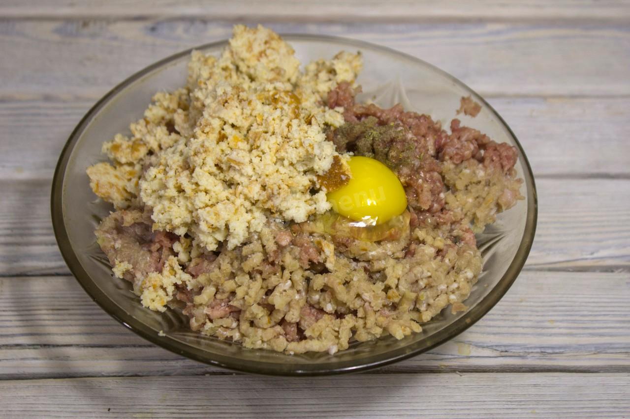 Шаг 9 приготовления Мясные гнезда с перепелиными яйцами в духовке