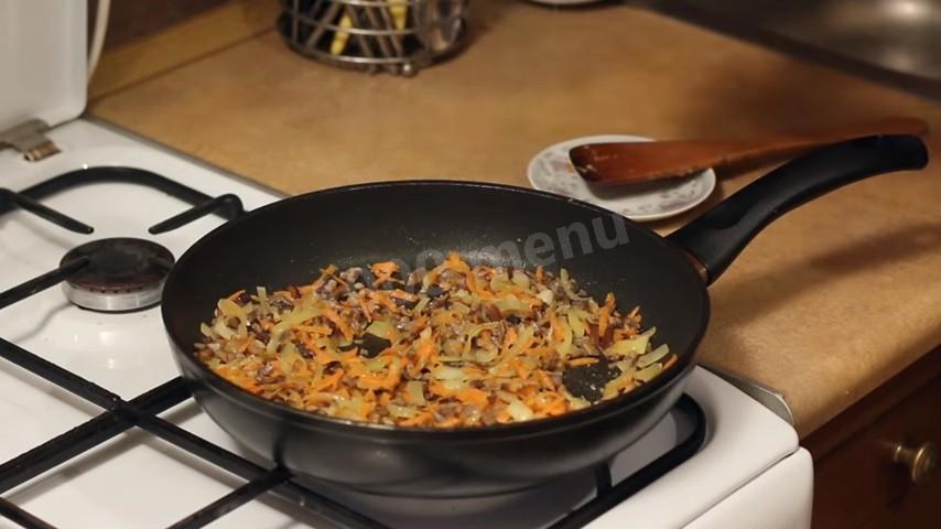 Шаг 4 приготовления Запеченный карп с овощами и грибами в духовке