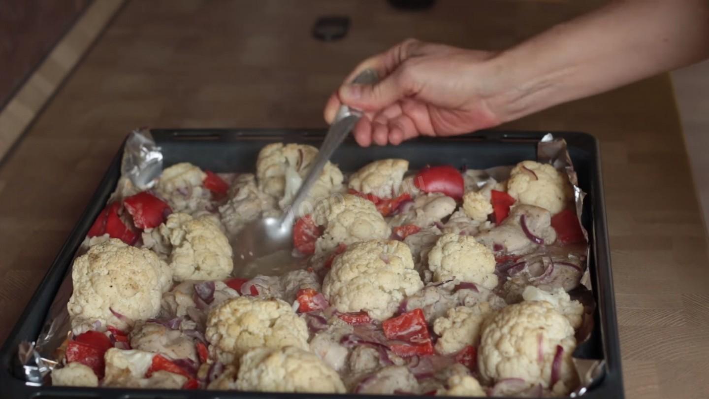 Шаг 6 приготовления Простая курица в духовке с овощами