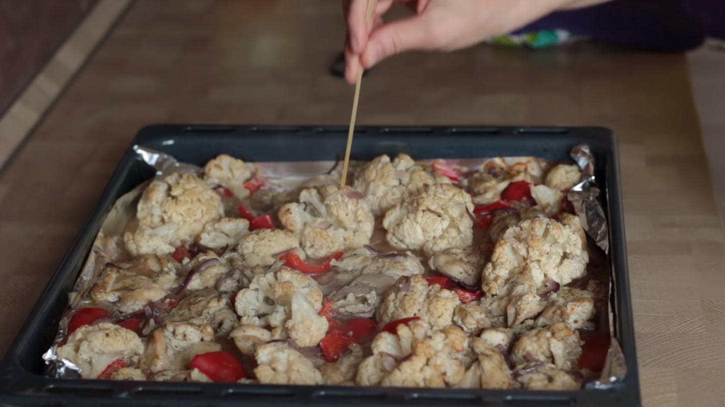 Шаг 8 приготовления Простая курица в духовке с овощами