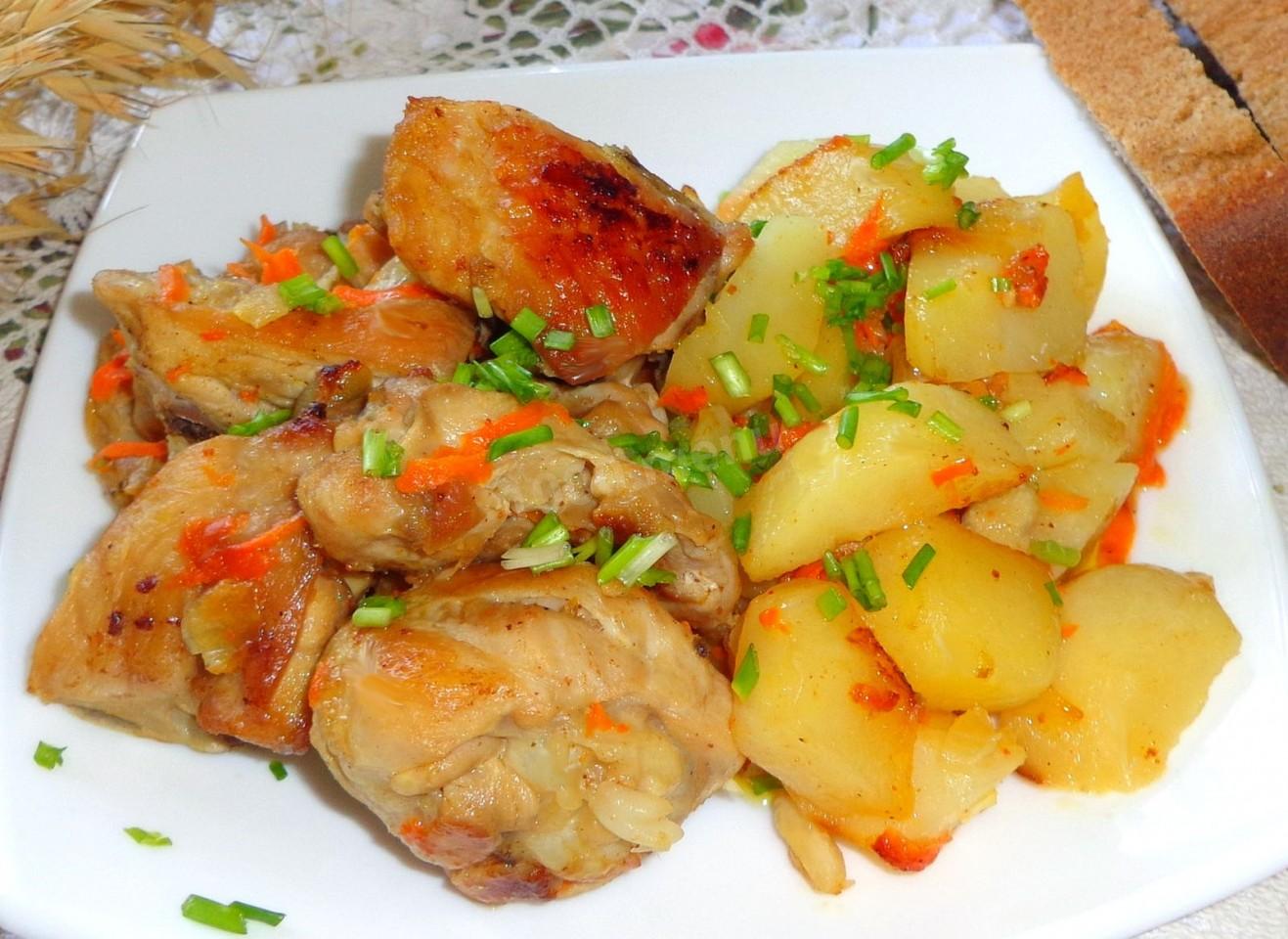 Обложка рецепта Курица с морковью и луком в казане на плите