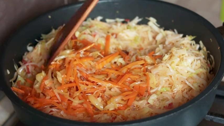 Шаг 5 приготовления Тушеная капуста по-русски