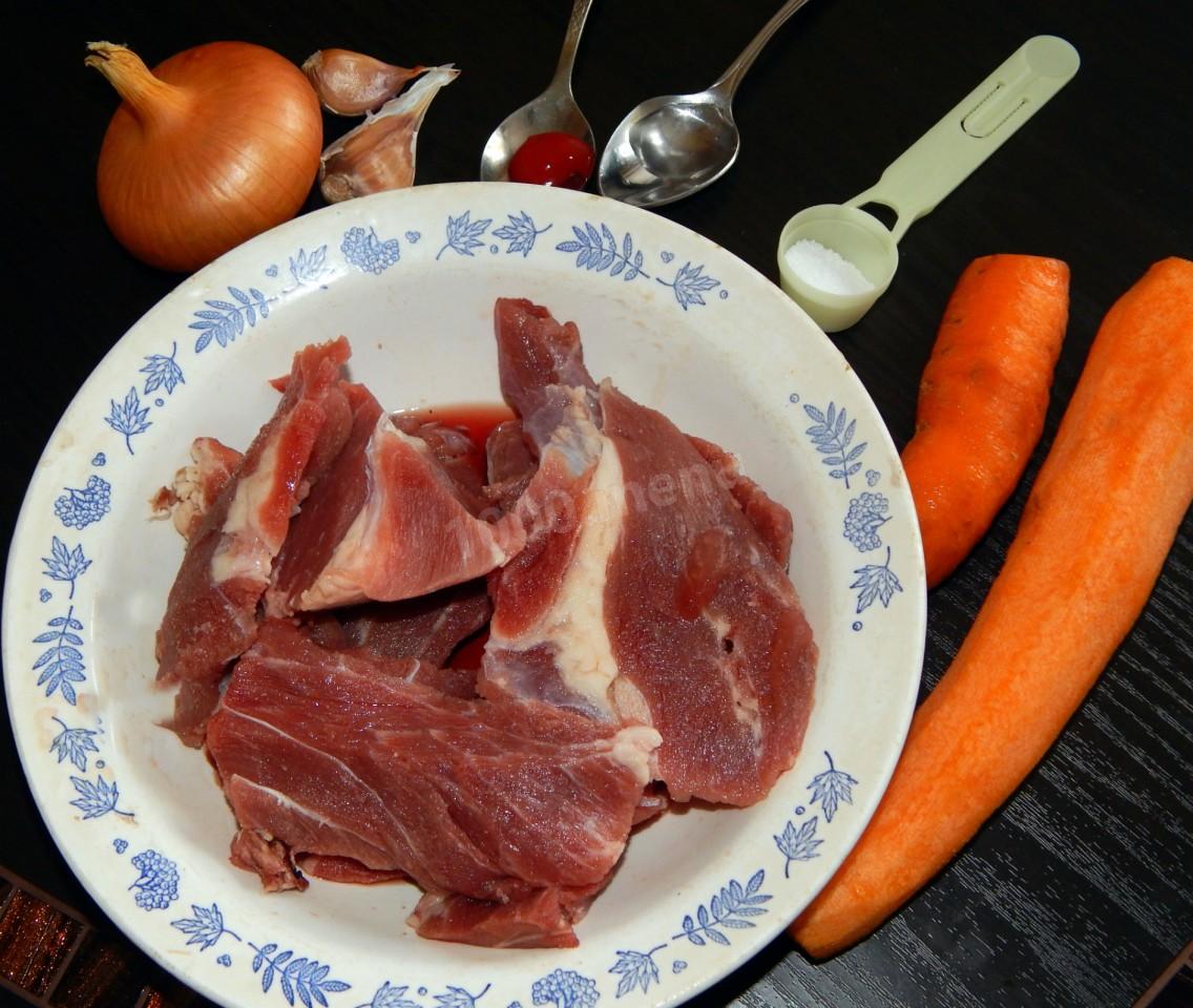 Шаг 1 приготовления Мясо по гусарски на сковороде