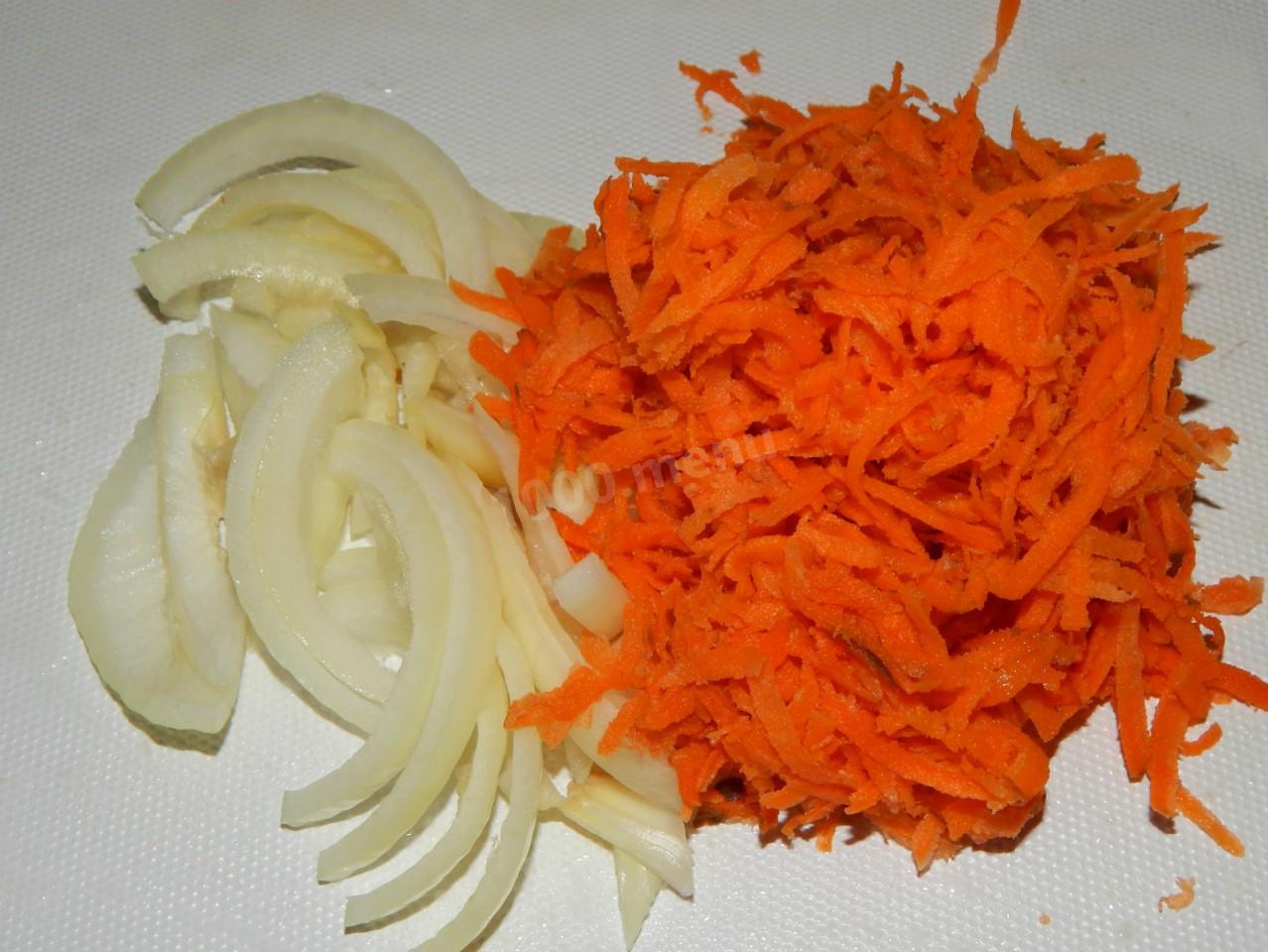 Шаг 3 приготовления Мясо по гусарски на сковороде