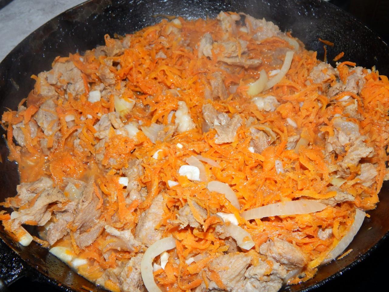 Шаг 6 приготовления Мясо по гусарски на сковороде