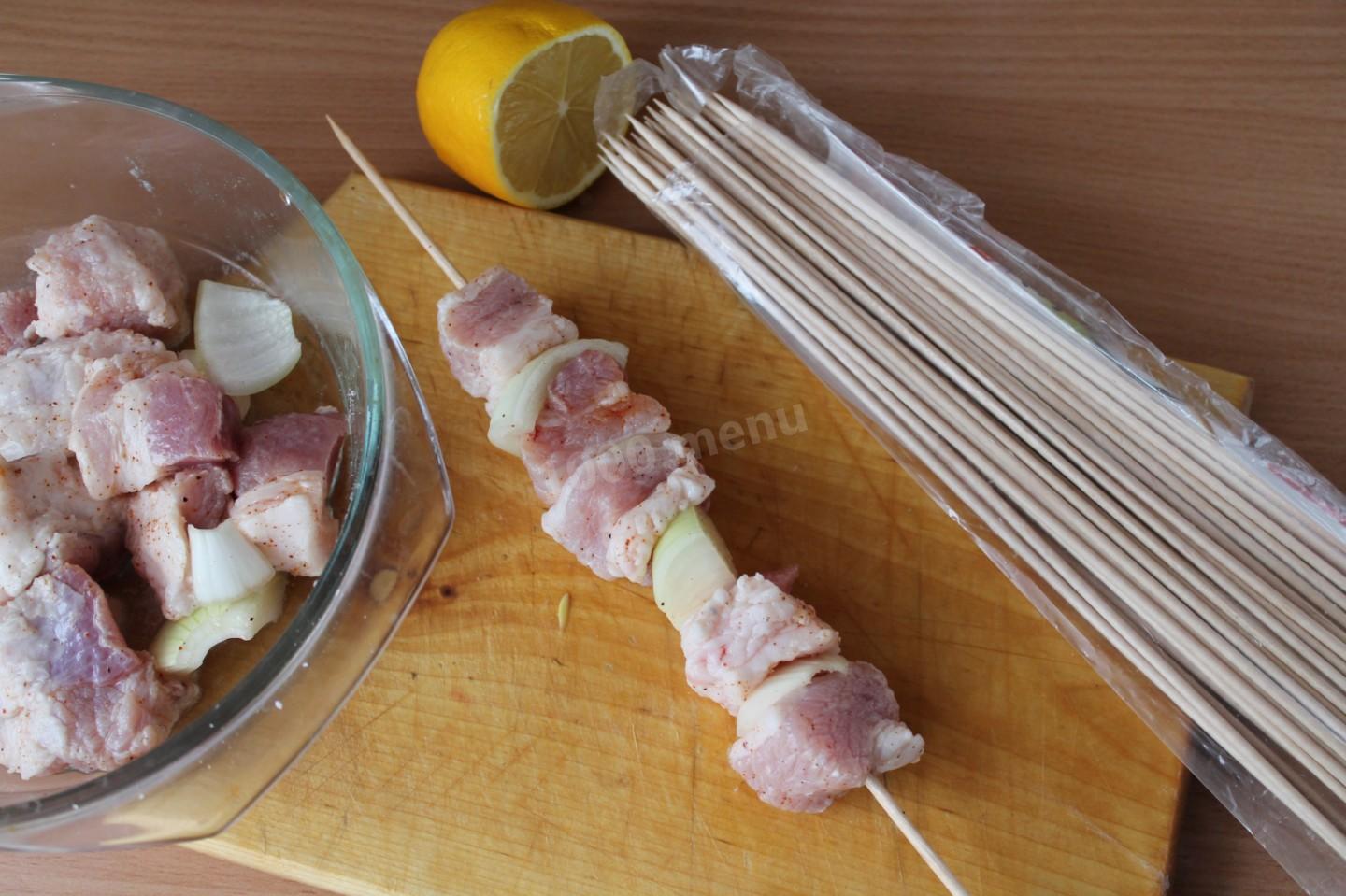 Шаг 3 приготовления Шашлык из свинины с лимоном и луком в духовке