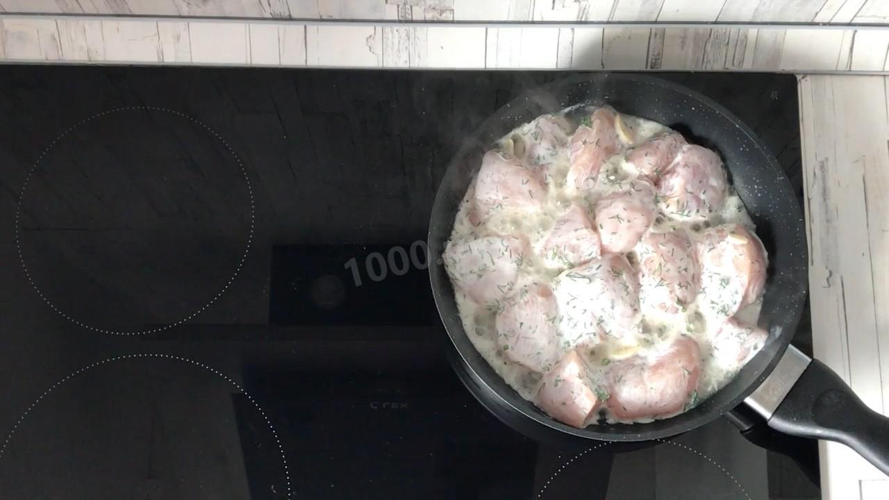 Шаг 8 приготовления Куриное филе в кефире на сковороде