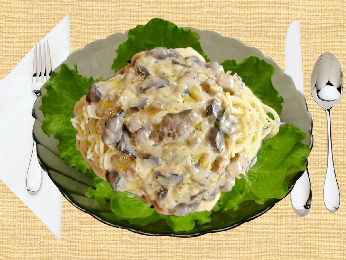 Обложка рецепта Куриные сердечки в мультиварке с макаронами