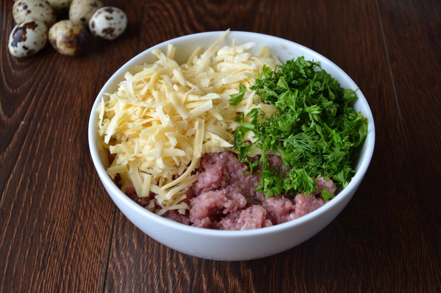 Шаг 4 приготовления Котлеты мясные в духовке с перепелиными яйцами
