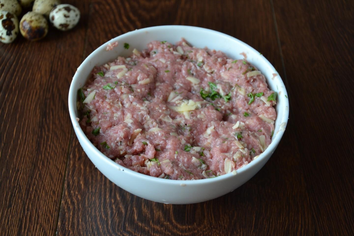 Шаг 5 приготовления Котлеты мясные в духовке с перепелиными яйцами