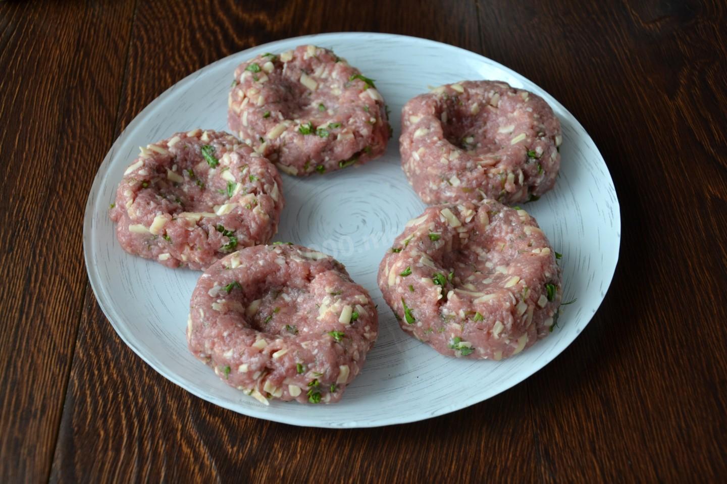 Шаг 6 приготовления Котлеты мясные в духовке с перепелиными яйцами