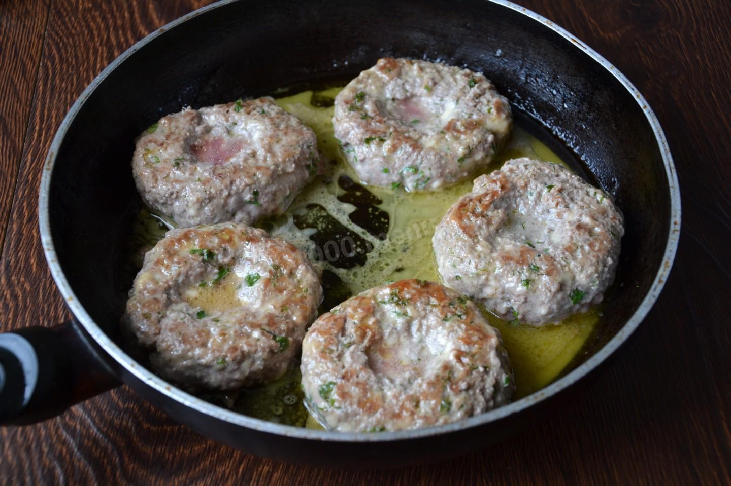 Шаг 7 приготовления Котлеты мясные в духовке с перепелиными яйцами