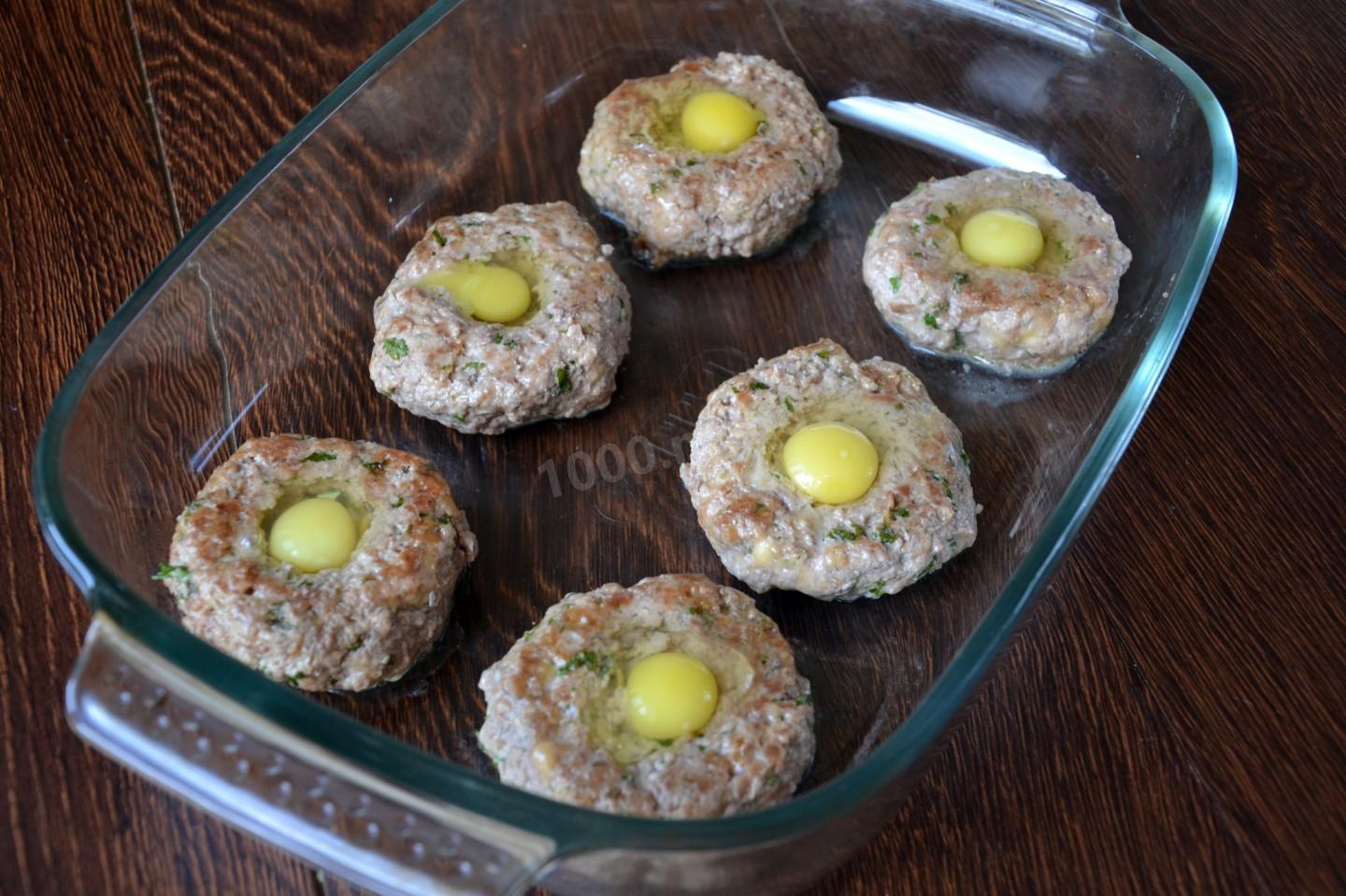 Шаг 8 приготовления Котлеты мясные в духовке с перепелиными яйцами