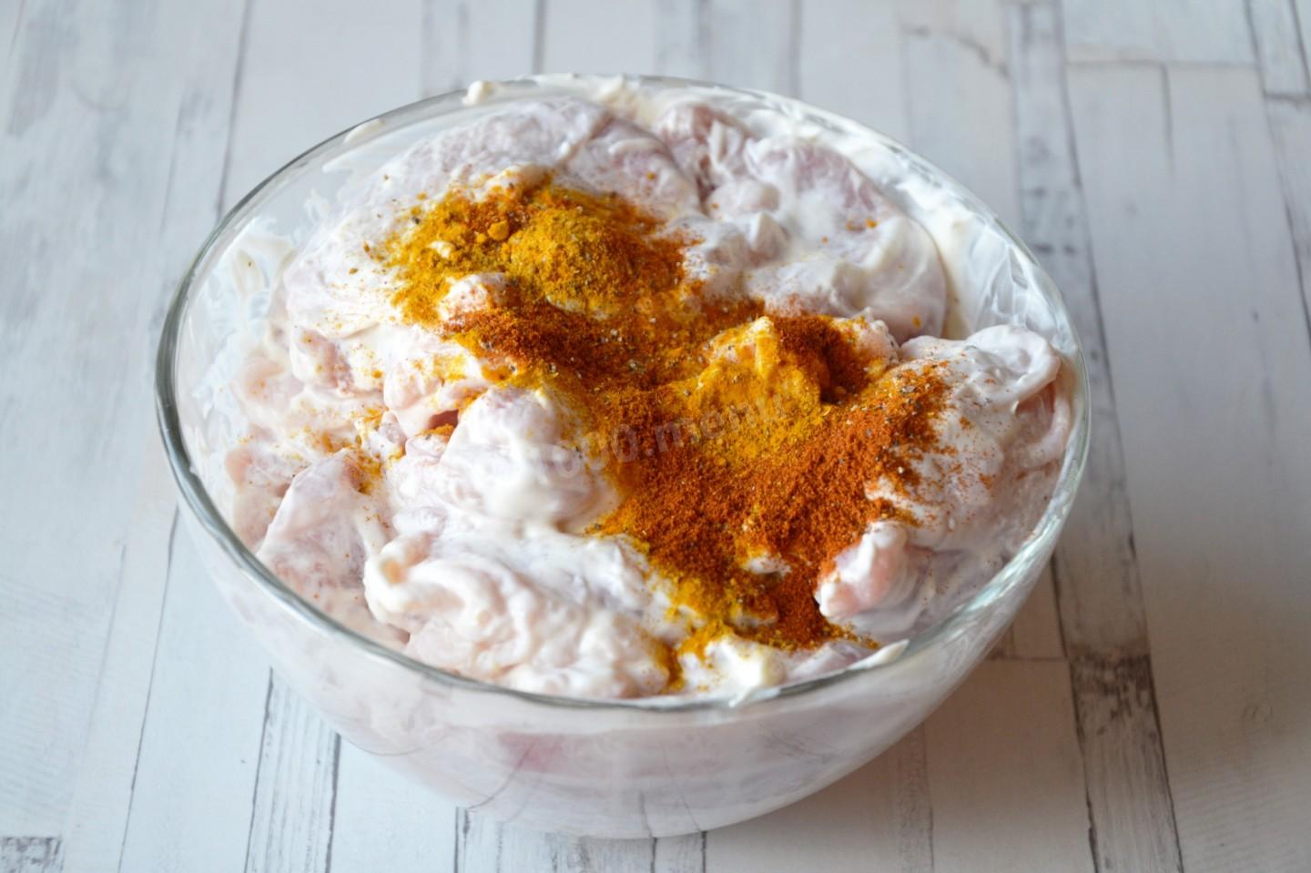 Шаг 4 приготовления Куриные бедрышки без кости с майонезом в духовке