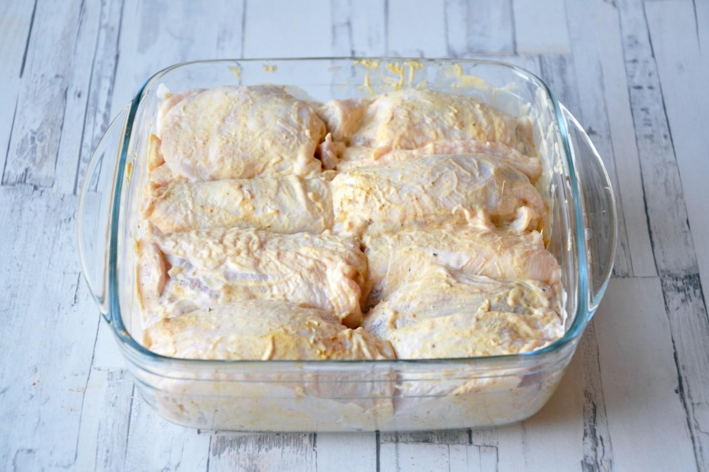 Шаг 6 приготовления Куриные бедрышки без кости с майонезом в духовке