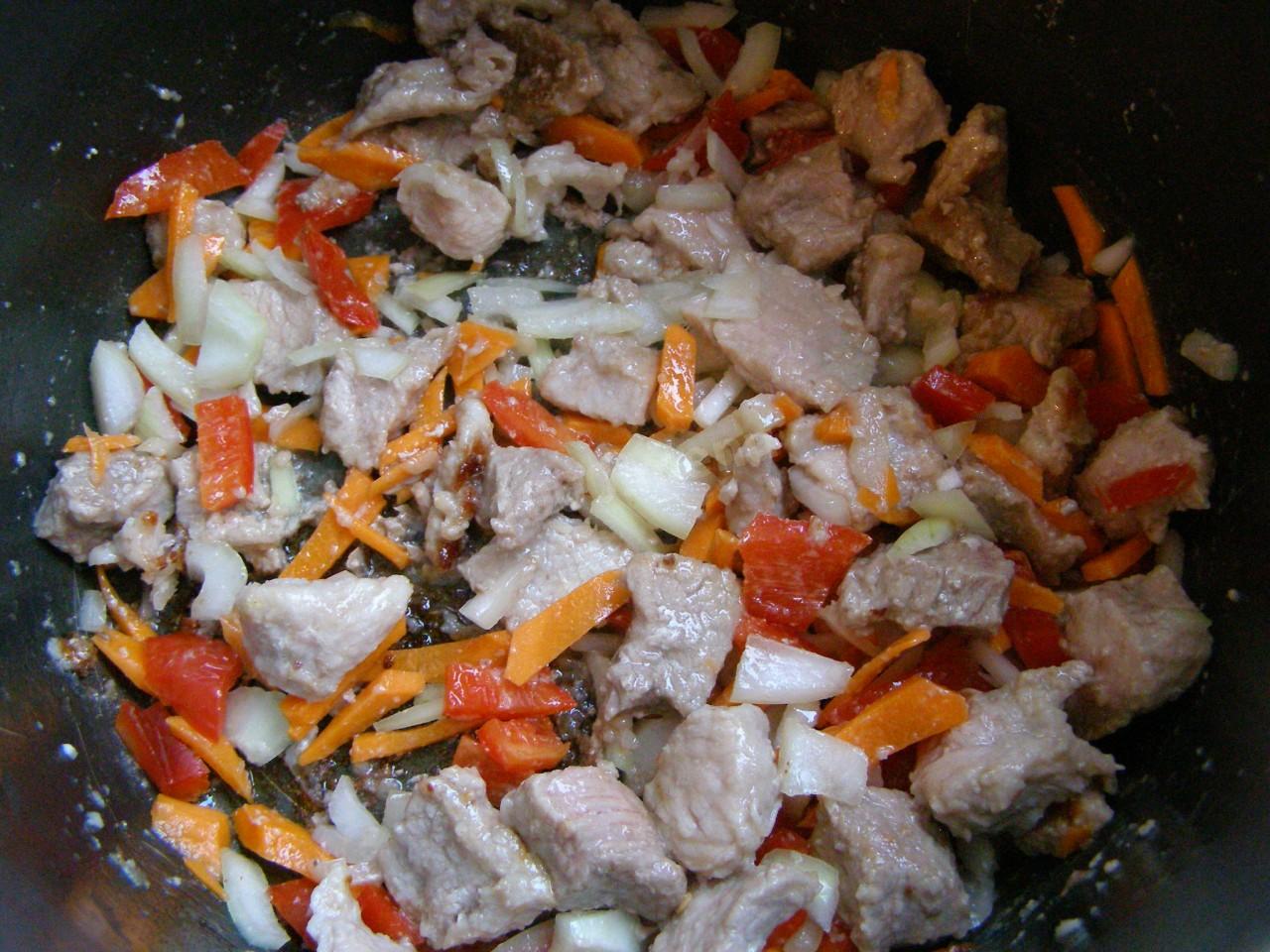Шаг 7 приготовления Мясо в соусе с паприкой и болгарским перцем в мультиварке