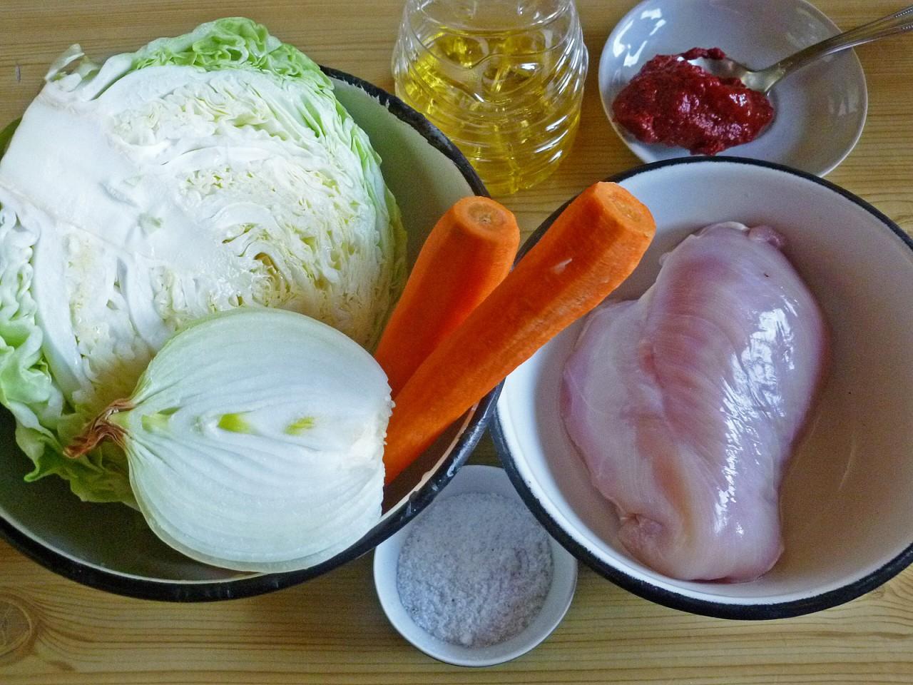 Шаг 1 приготовления Тушеная капуста с курицей и морковью в кастрюле